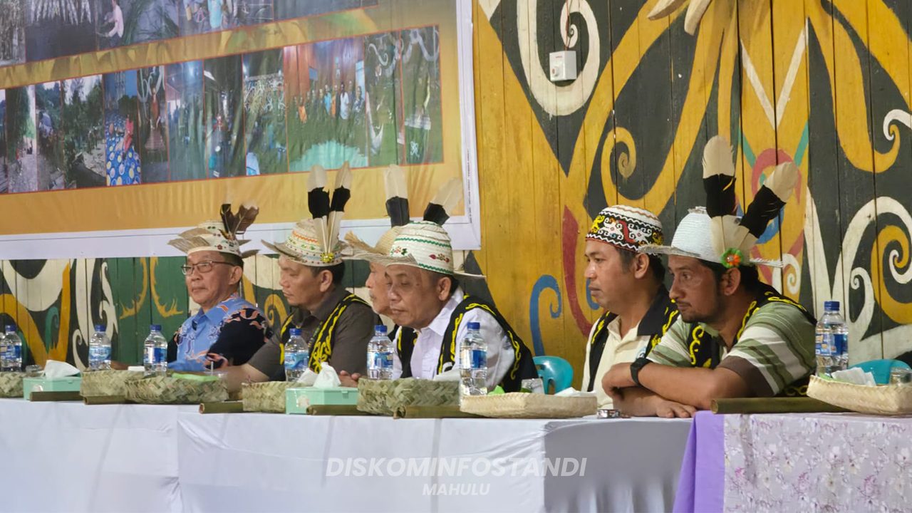 Warga Kampung Batu Majang dalam acara syukur panen Mecaq Undat di lamin adat, April 2026