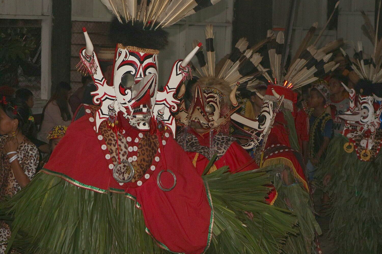 Penari Hudoq bertopeng dan berbusana daun dalam ritual adat Dayak Bahau Busang Umaq Wak di Long Bagun